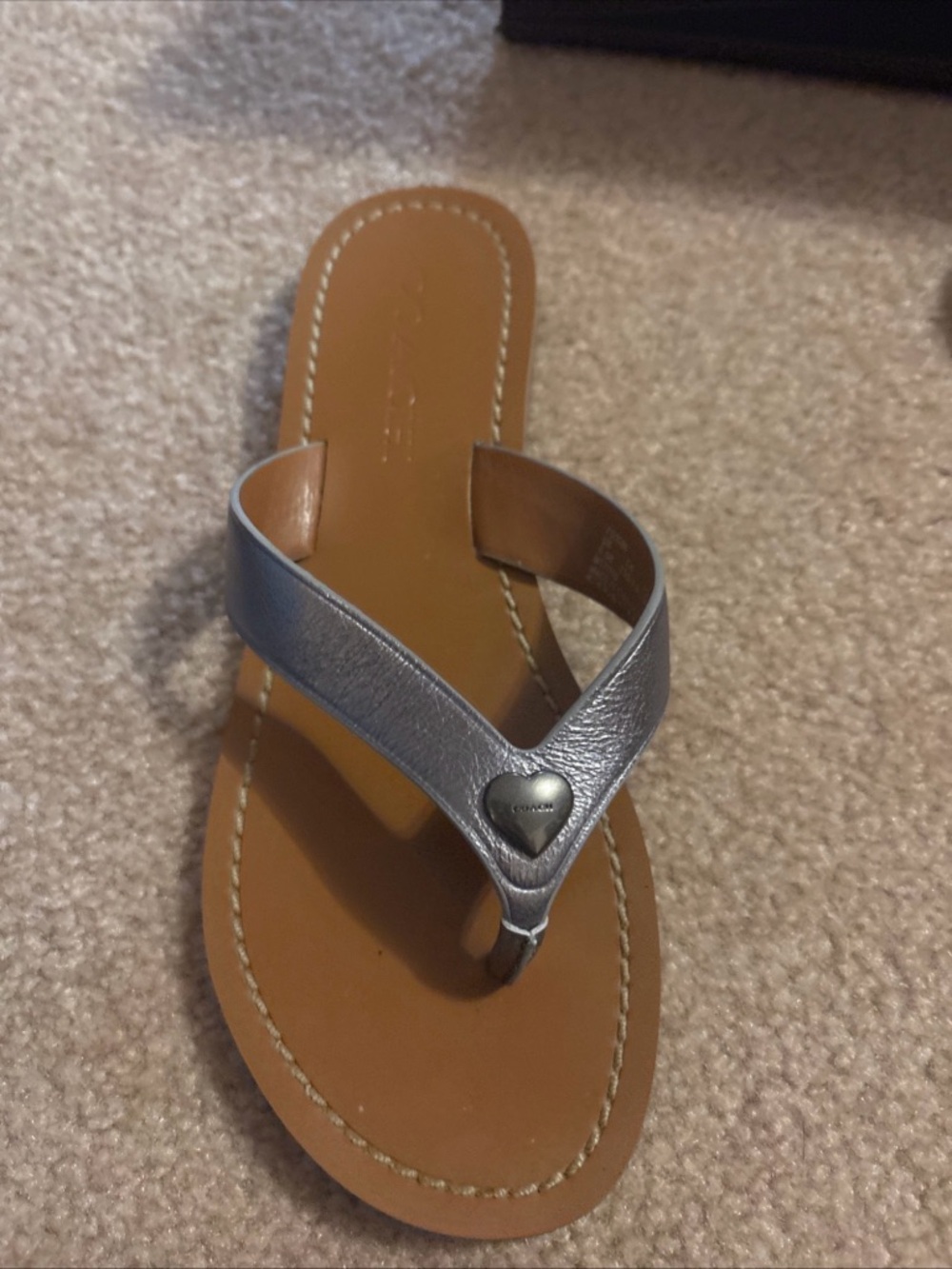COACH Women's Silver Leather Heart-Accent Thong Sandals Ellis style FG2098 5.5B - Picture 2 of 6